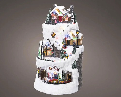 Vánoční miniaturní vesnice s domy, stromy, vlakem a lyžařským vlekem na zasněžené hoře