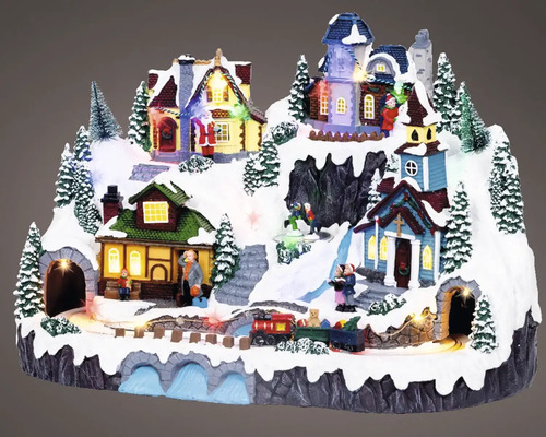 Osvětlená vánoční vesnička se domy, stromy, figurkami a vláčkem