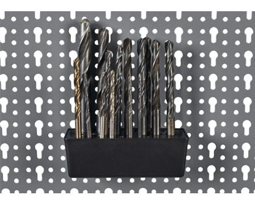 Sada vrtáků v držáku na děrované stěně