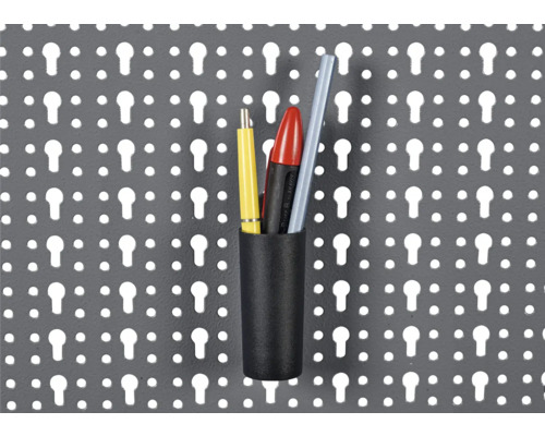 Držák na tužky s tužkami na děrované desce