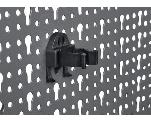 Děrovaná stěna s držákem na nářadí.