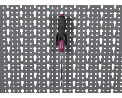 Šroubovák na panelu s nářadím