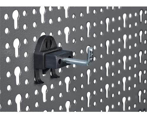 Děrovaná stěna s háčky pro uložení nářadí