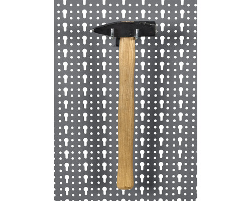 Kladivo s dřevěnou rukojetí na stěně na nářadí