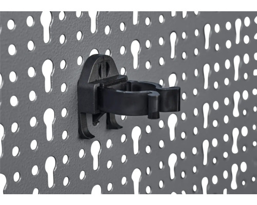 Děrovaná stěna na nářadí s trubkovou svorkou pro uložení nářadí