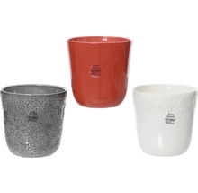 Tři keramické květináče v šedé barvě se vzorem, červené a bílé