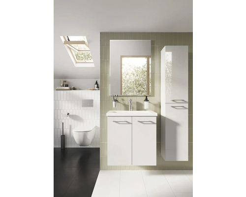 Moderní koupelna s umyvadlem, zrcadlem, vysokou skříní a toaletou.