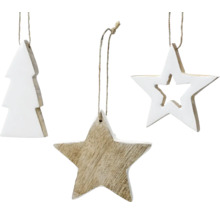 Tři dřevěné přívěsky ve tvaru hvězdy a vánočního stromku visí na provázku