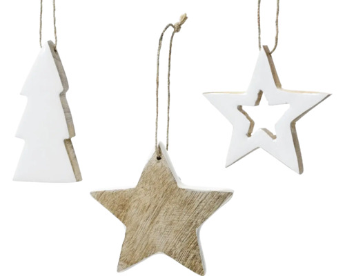 Tři dřevěné přívěsky ve tvaru hvězdy a vánočního stromku visí na provázku