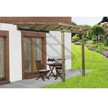 Dřevěná pergola se stolem a židlemi na zahradě