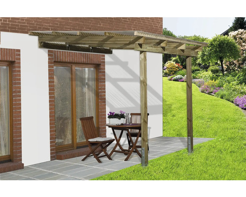 Dřevěná pergola se stolem a židlemi na zahradě