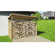Dřevník ze dřeva s naskládaným palivovým dřívím na zahradě