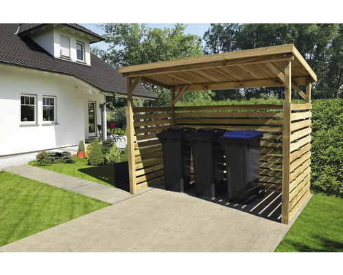 Dřevěný box na popelnice se třemi popelnicemi před domem