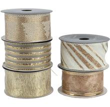 Různé ozdobné stuhy na cívkách pro řemeslné práce a dekorace