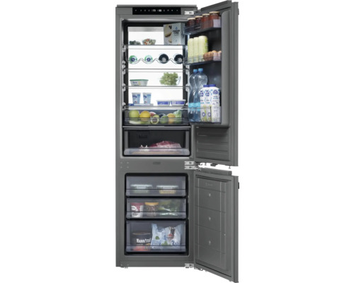 Otevřená šedá chladnička s různými potravinami