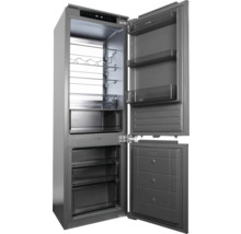 Otevřená chladnička s mrazákem dole a několika přihrádkami