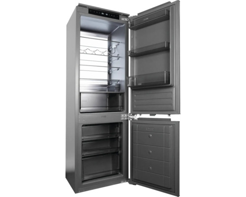 Otevřená chladnička s mrazákem dole a několika přihrádkami