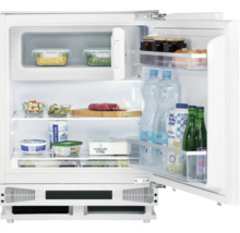 Otevřená bílá chladnička s různými potravinami