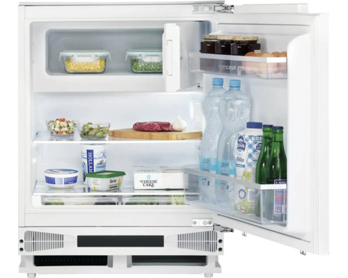 Otevřená bílá chladnička s různými potravinami