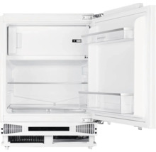 Otevřená bílá chladnička s policemi