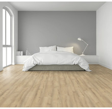 Světlá ložnice s dvoulůžkem, lampičkou a laminátovou podlahou