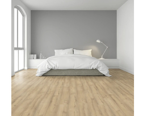 Světlá ložnice s dvoulůžkem, lampičkou a laminátovou podlahou