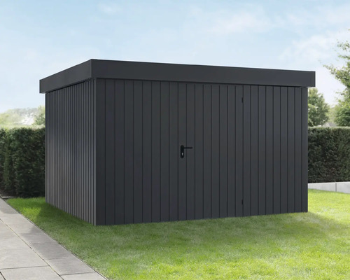 Tmavá dřevěná zahradní bouda na trávníku na zahradě