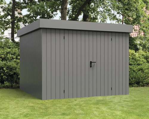 Šedý zahradní domek na trávníku