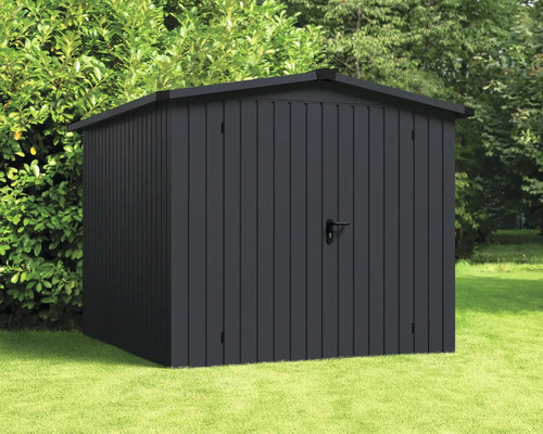 Kovový zahradní domek s dvoukřídlými dveřmi na zahradě