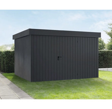 Zahradní skříň ze dřeva na trávníku