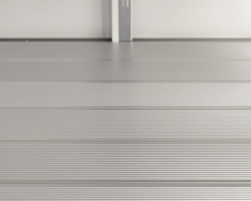 Detailní pohled na hliníkovou garážovou podlahu s rýhovanou strukturou