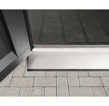 Detail hliníkového dveřního prahu na dlažebních kostkách