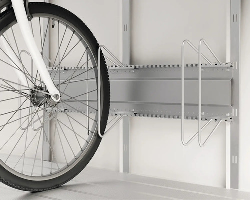 Jízdní kolo v nástěnném držáku na kola