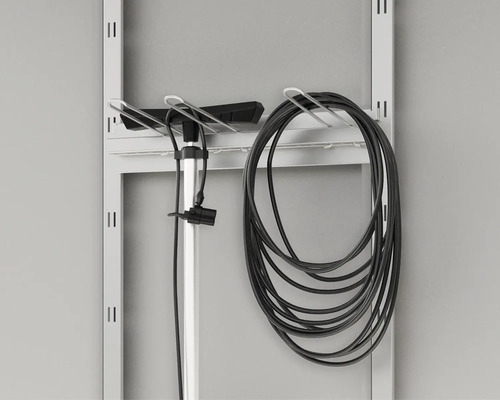 Úložný systém s vysavačem a hadicí na policové liště