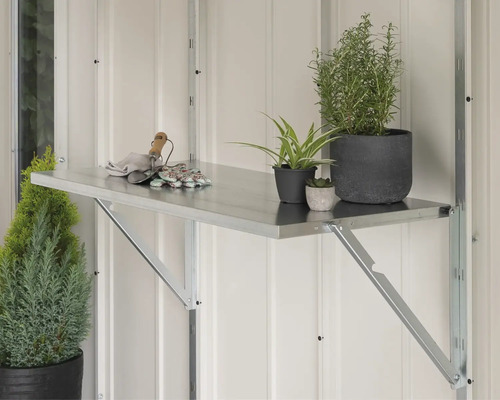 Nástěnná police s zahradním nářadím a rostlinami v květináčích