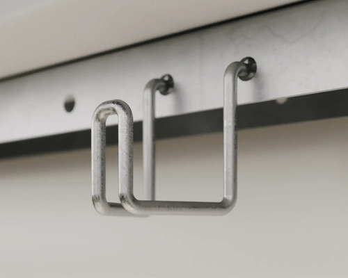 Kovový držák na ručníky pro montáž na stěnu