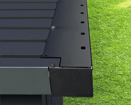 Detailní pohled na zahradní domek s kovovou střechou a bočním kovovým obložením.