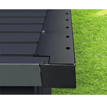 Detail kovové pergoly s lamelovou střechou na trávníku