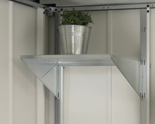 Kovová police s rostlinou v kovové nádobě