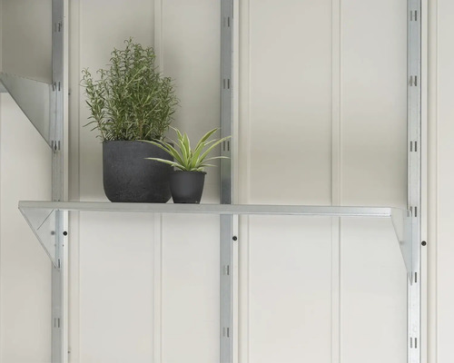 Police s rostlinami před bílou zdí