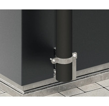 Detailní záběr okapu s objímkou na budově.