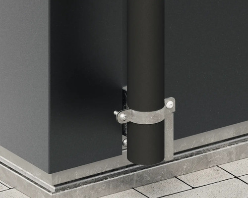 Detailní záběr okapu s objímkou na budově.