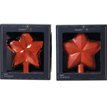 Dva červené skleněné špičky na vánoční stromek ve tvaru hvězdy v balení.