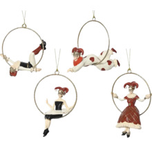Čtyři figurky harlekýnů jako vánoční ozdoby zavěšené na zlatých kroužcích