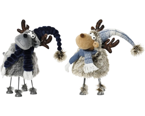 Dvě dekorativní figurky losů s čepicemi a šálami jako sváteční dekorace