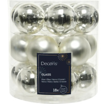 Balení 18 stříbrných skleněných vánočních koulí, každá o velikosti 4 cm