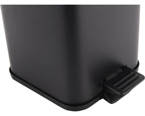 Detailní pohled na černý odpadkový koš s pedálem.