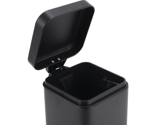 Otevřený černý odpadkový koš s pedálem