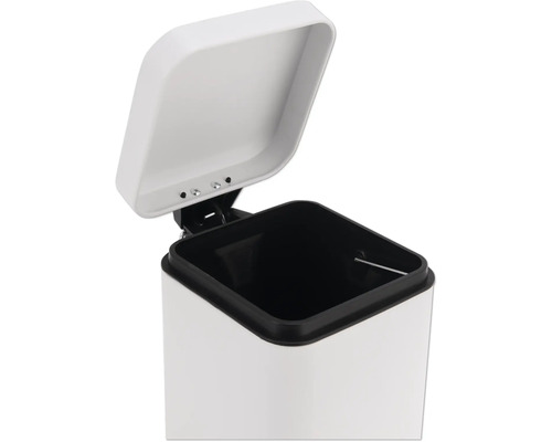 Otevřený, bílý odpadkový koš s pedálem a černou vnitřní nádobou.
