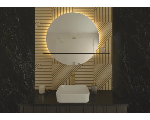 Koupelna s kulatým zrcadlem, umyvadlem a obkladem stěn ze dřeva